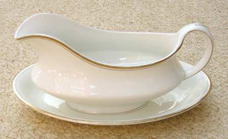 MEK6 Gravy Boat & Underplate
