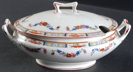 Richmond (White Background) Sauce Boat & Lid
