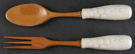 Antique Grape White 2-Piece Wood/Ceramic Salad Set