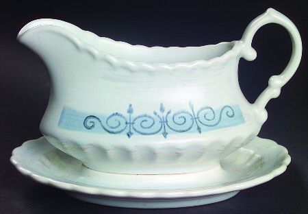 Castile Gravy Boat with Attached Underplate