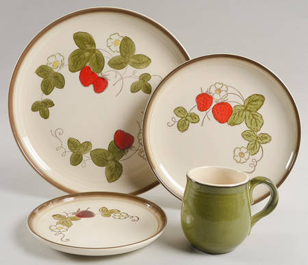California Strawberry 4 Piece Place Setting