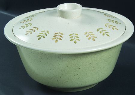 Pepper Tree 1.5 Qt Round Covered Casserole