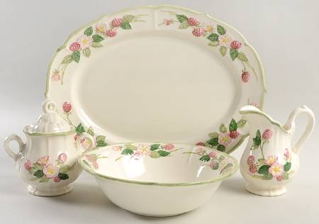 Sculptured Berry 5 Piece Hostess Set