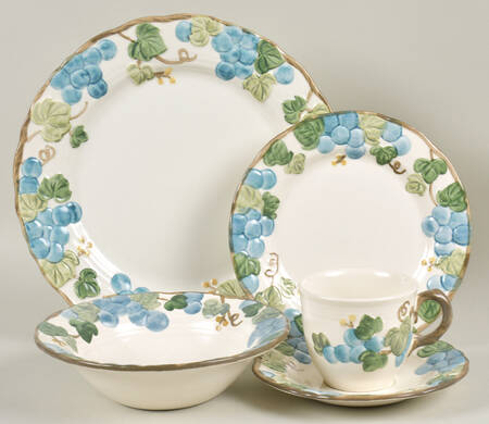 Sculptured Grape 40 Piece Estate Set