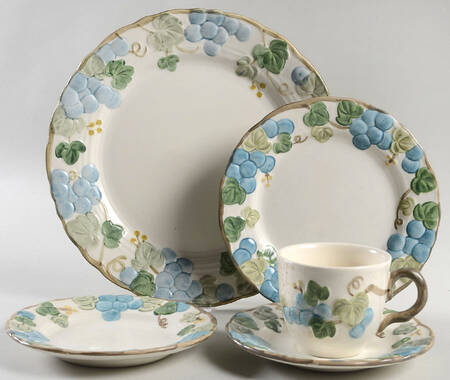 Sculptured Grape 40 Piece Estate Set