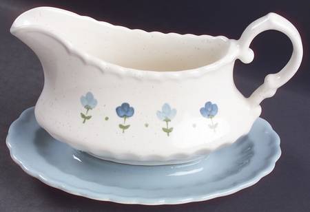 True Blue Gravy Boat with Attached Underplate