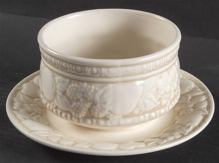 Vernon Antiqua Round Gravy Boat/Attached Underplate