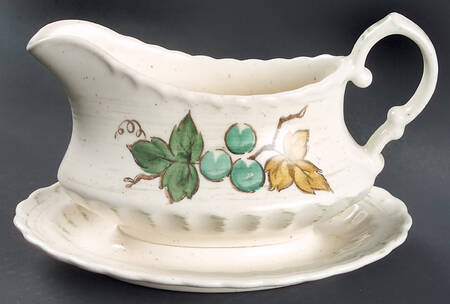 Vineyard Gravy Boat with Attached Underplate