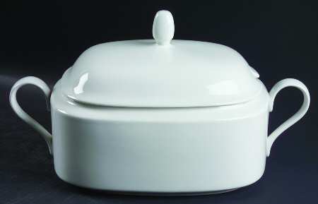 Basic White 2.5 Quart Oval Covered Casserole