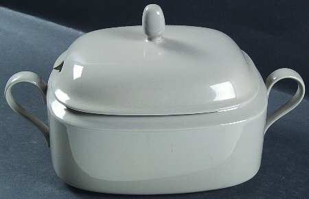 Bedford Beige 2.5 Quart Oval Covered Casserole