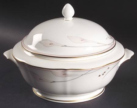 Bellamy 2 Qt Round Covered Casserole