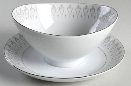 Bentley Gravy Boat with Attached Underplate