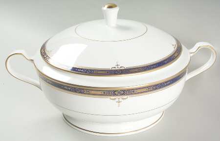 Britanny Blue Round Covered Vegetable
