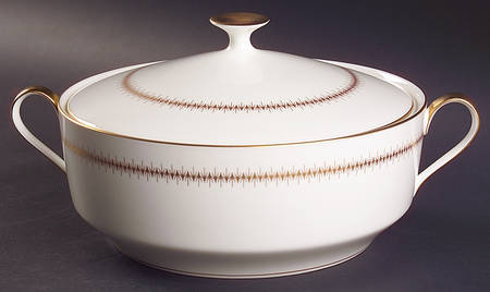 Bryn Mawr Round Covered Vegetable