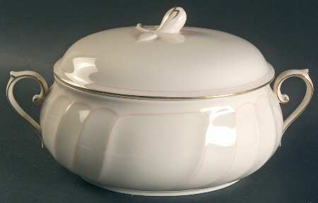 Cameo Round Covered Vegetable
