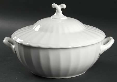 Classic White 2.25 Qt Round Covered Casserole