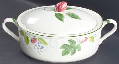 Country Berries 2.25 Quart Oval Covered Casserole