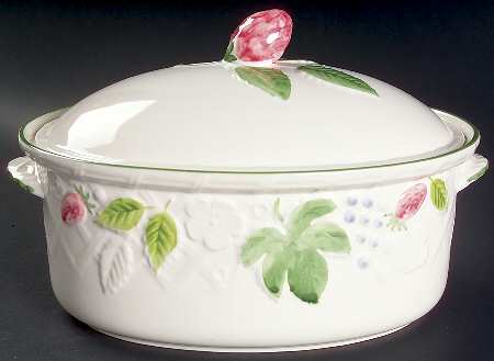 Country Berries 2 Quart Oval Covered Casserole