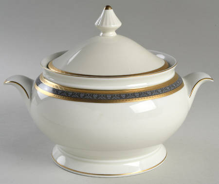 Embassy Court 2 Qt Round Covered Casserole