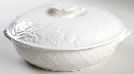 English Countryside White 2 Qt Round Covered Casserole