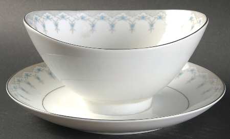 Felicia Gravy Boat with Attached Underplate