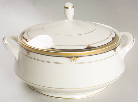 Golden Shell 1.5 Qt Round Covered Casserole by Mikasa