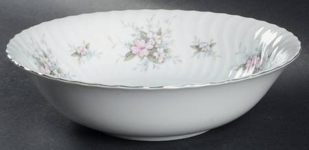 Lady Margaret 9" Round Vegetable Bowl