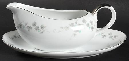 Lamar Gravy Boat & Underplate