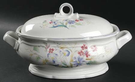 Lighthearted 2.5 Quart Oval Covered Casserole by Mikasa