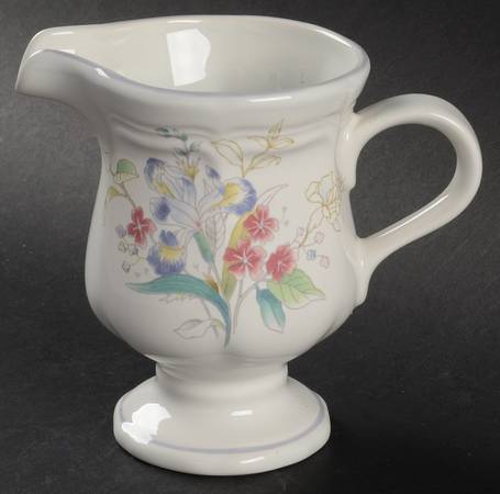 Lighthearted Creamer by Mikasa