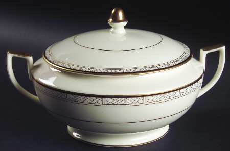 London Terrace Round Covered Vegetable