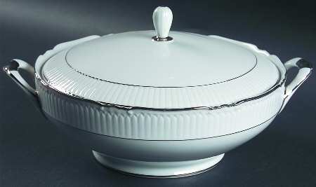 Queen Anne Round Covered Vegetable