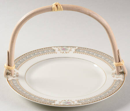 Richelieu 5 3/8"-5 5/8" Bamboo Handled Serving Plate  HC