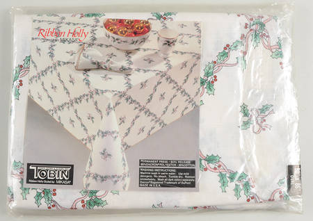 Ribbon Holly 60'' X 86'' Oval Tablecloth