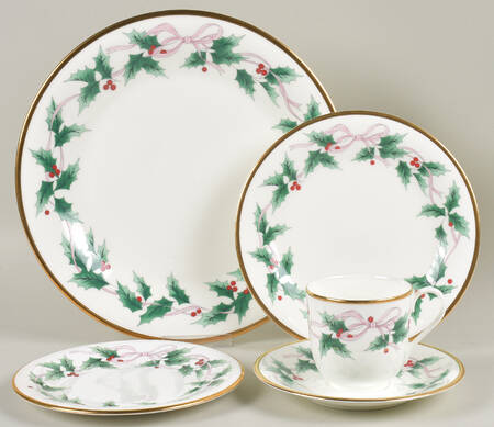 Ribbon Holly 40 Piece Estate Set