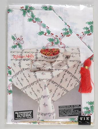 Ribbon Holly 15" X 70" Cloth Table Runner