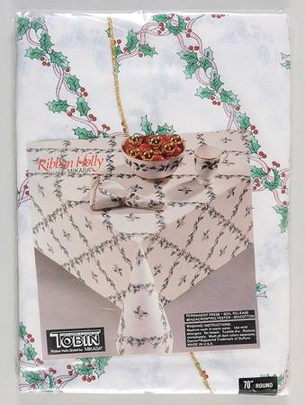 Ribbon Holly 70" Round Tablecloth