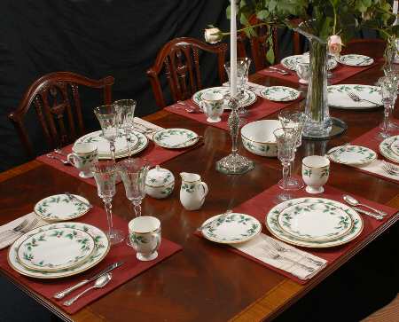 Ribbon Holly 37 Piece Estate Set