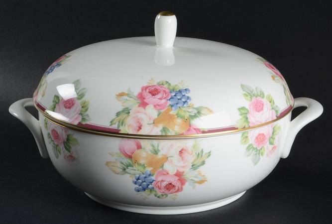 Rosemead Round Covered Vegetable