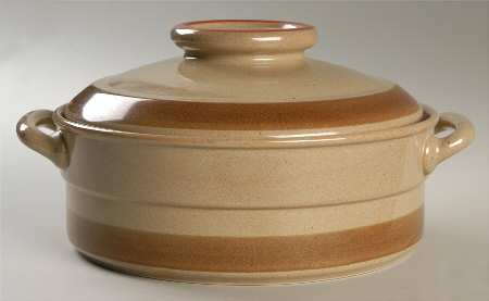 Sandstone 2.5 Qt Round Covered Casserole