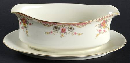 Shelly Gravy Boat with Attached Underplate