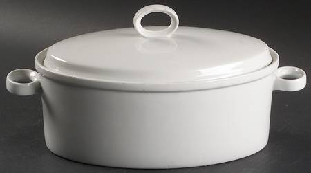 Sophisticate White 2 Quart Oval Covered Casserole