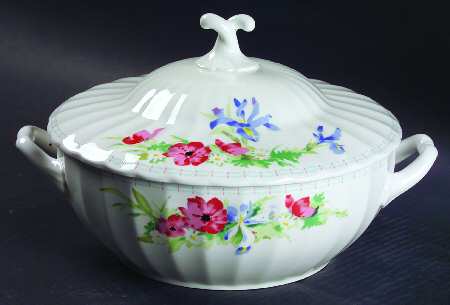 Spring Setting 2 Qt Round Covered Casserole