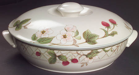 Strawberry Fair 1.5 Qt Round Covered Casserole