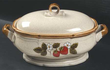 Strawberry Festival 2.5 Quart Oval Covered Casserole