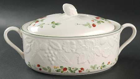 Strawberry Lane 2.25 Quart Oval Covered Casserole