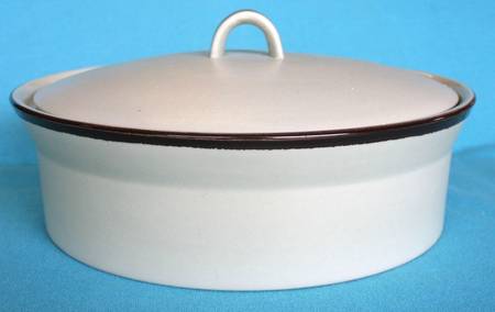 Narrow Band 2 Qt Round Covered Casserole