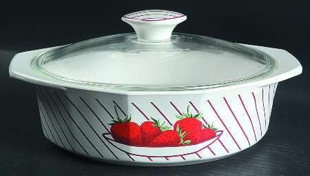 Strawberries 1.5 Qt Round Covered Casserole