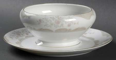 Victoria Gravy Boat with Attached Underplate