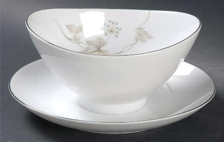 Wanda Gravy Boat with Attached Underplate
